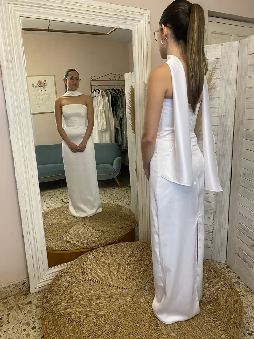 Vestido blanco recto con lazo en el atelier